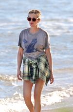 JULIA ROBERTS Out on the Beach in Hawaii 12/01/2020