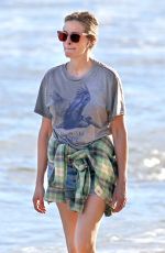 JULIA ROBERTS Out on the Beach in Hawaii 12/01/2020