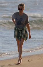 JULIA ROBERTS Out on the Beach in Hawaii 12/01/2020