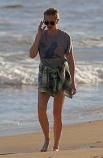 JULIA ROBERTS Out on the Beach in Hawaii 12/01/2020