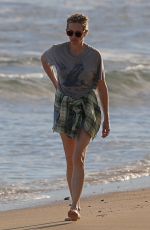 JULIA ROBERTS Out on the Beach in Hawaii 12/01/2020