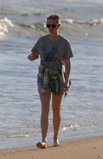 JULIA ROBERTS Out on the Beach in Hawaii 12/01/2020