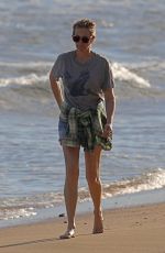 JULIA ROBERTS Out on the Beach in Hawaii 12/01/2020