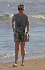 JULIA ROBERTS Out on the Beach in Hawaii 12/01/2020