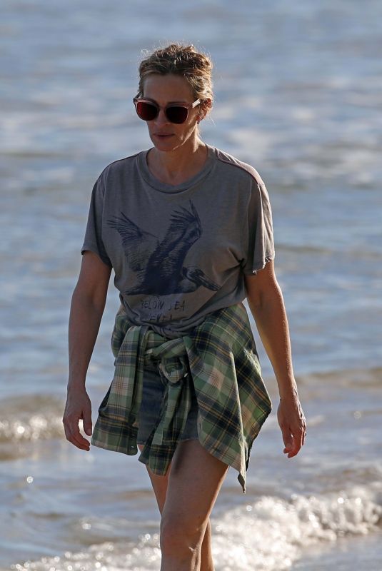 JULIA ROBERTS Out on the Beach in Hawaii 12/01/2020