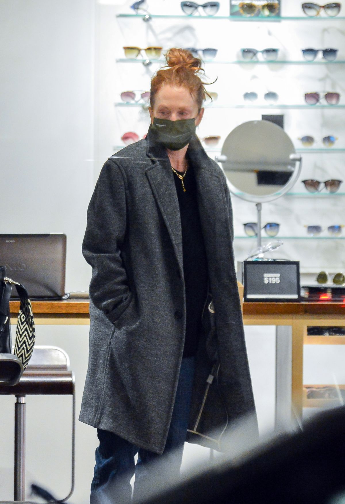 julianne-moore-shopping-for-eyeglass-in-new-york-12-03-2020-4.jpg