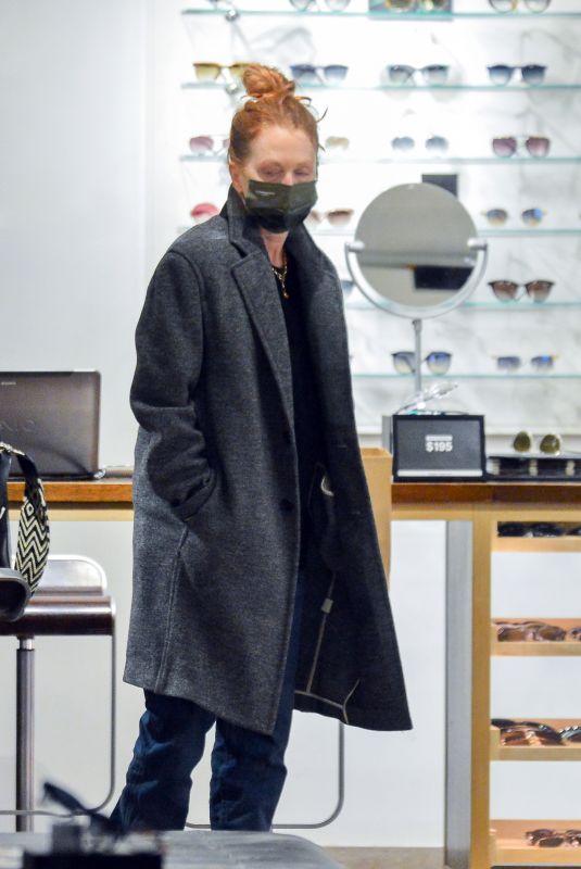 JULIANNE MOORE Shopping for Eyeglass in New York 12/03/2020
