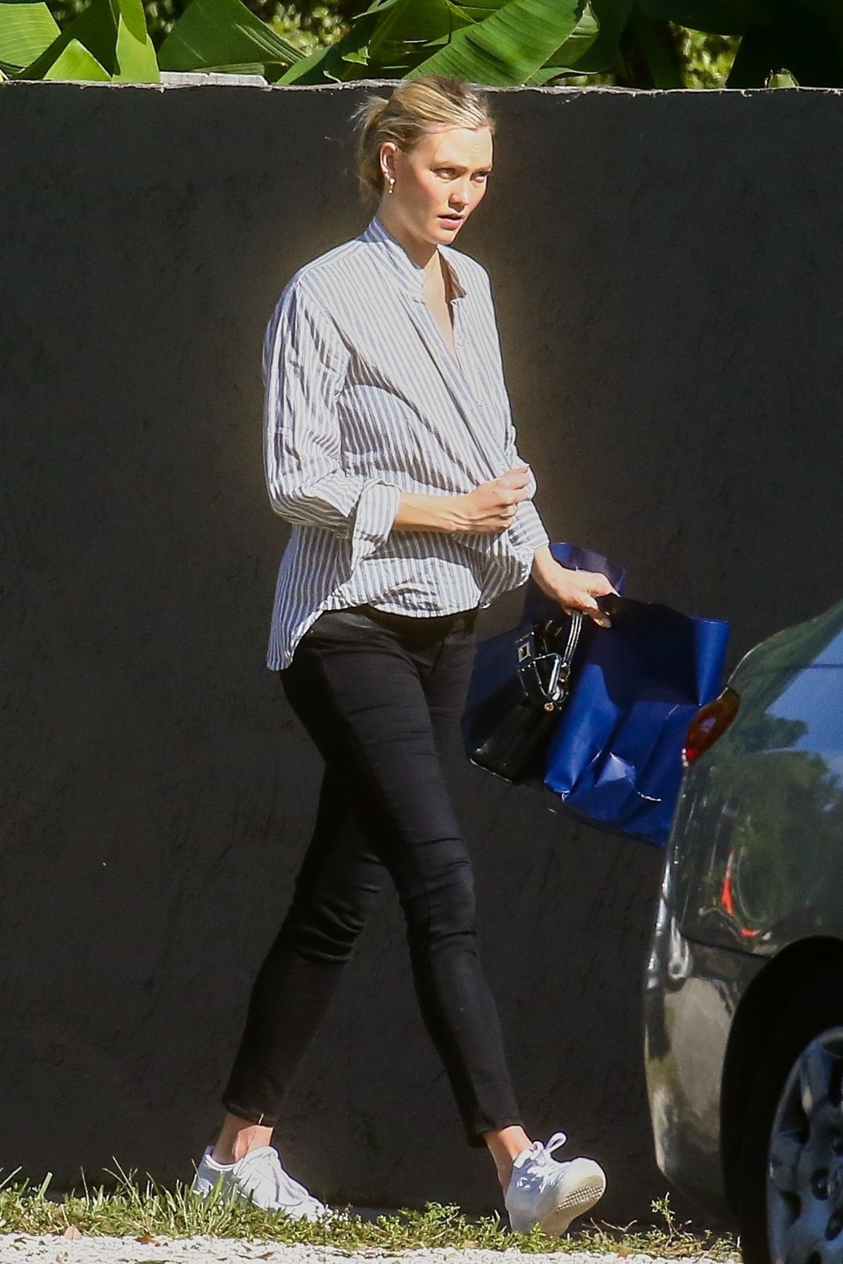 karlie-kloss-out-and-about-in-miami-12-18-2020-1.jpg