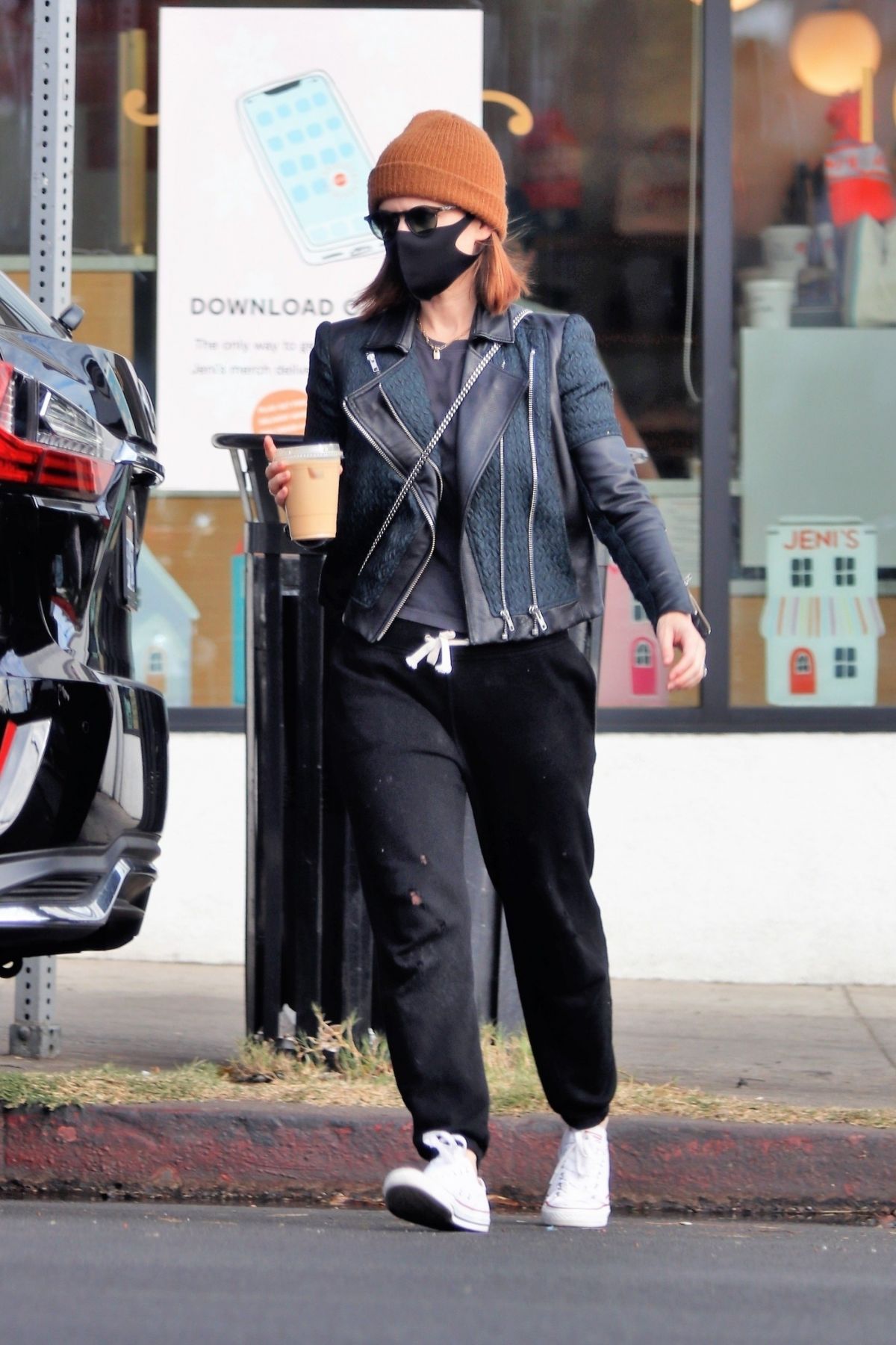 kate-mara-out-for-coffee-in-los-angeles-12-13-2020-1.jpg