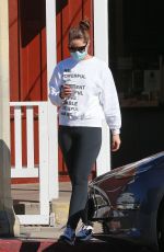 KATHERINE SCHWARZENEGGER Out in Santa Monica 12/08/2020