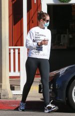 KATHERINE SCHWARZENEGGER Out in Santa Monica 12/08/2020