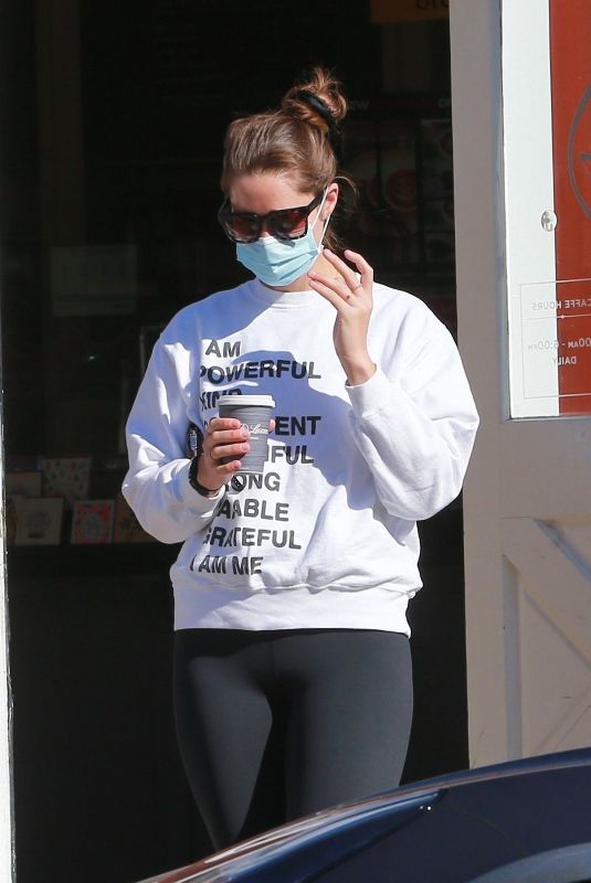 KATHERINE SCHWARZENEGGER Out in Santa Monica 12/08/2020
