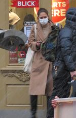 Katie Holmes - at Blick Art store in New York City 16.12.2020