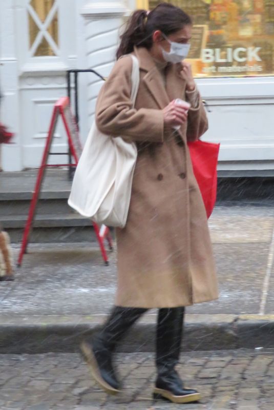 Katie Holmes - at Blick Art store in New York City 16.12.2020