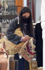 KATIE HOLMES Shopping at ABC Carpet and Home in New York 12/20/2020