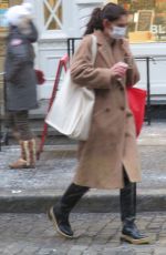 KATIE HOLMES Shopping at Blick Art Store in New York 12/16/2020