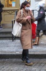 KATIE HOLMES Shopping at Blick Art Store in New York 12/16/2020
