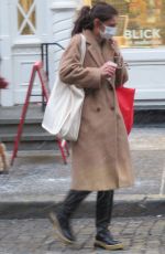 KATIE HOLMES Shopping at Blick Art Store in New York 12/16/2020