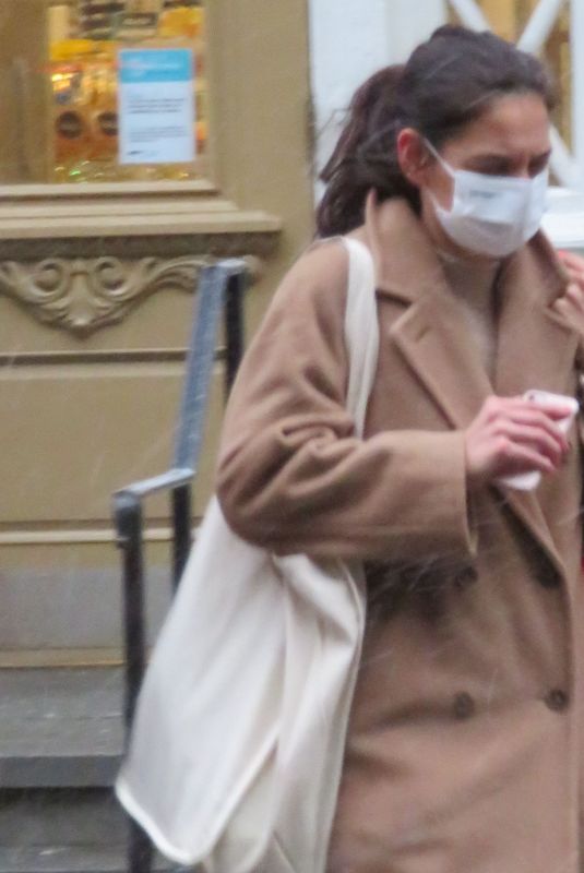 KATIE HOLMES Shopping at Blick Art Store in New York 12/16/2020