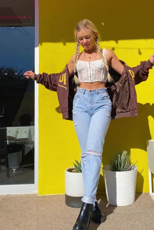 KATIE SIGMOND – Instagram Photos 12/06/2020