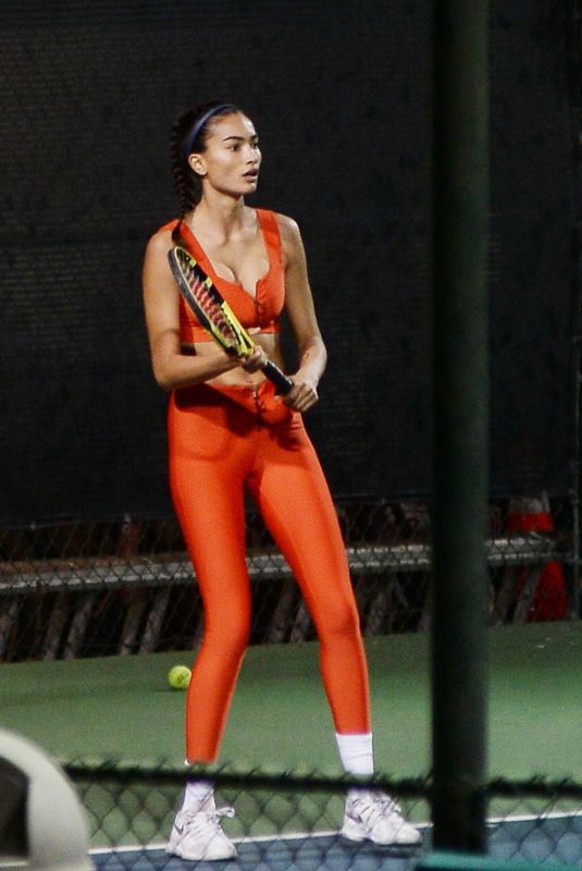 KELLY GALE Playing Tennis in Los Angeles 12/06/2020