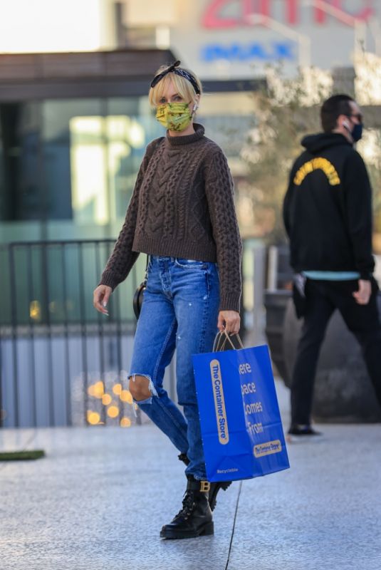 KIMBERLY STEWART Shopping at Container Store in Los Angeles 12/01/2020