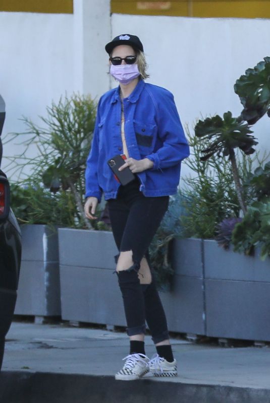KRISTEN STEWART Out Shopping in Malibu12/18/2020