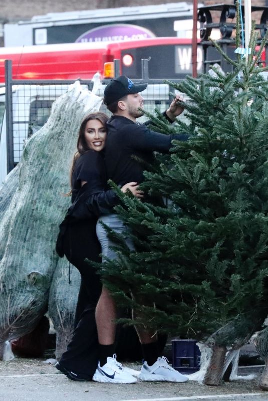 LAUREN GOODGER Buying a Christmas Tree in Leytonstone 12/07/2020