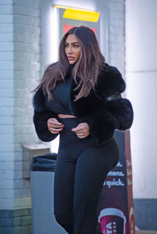 LAUREN GOODGER Leaves a Gas Station in Chigwell 12/27/2020