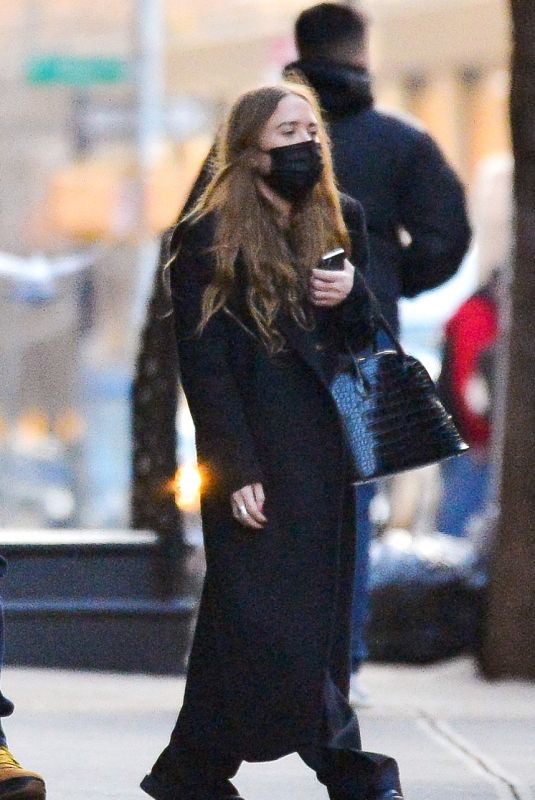 MARY KATE OLSEN Out in New York 12/03/2020