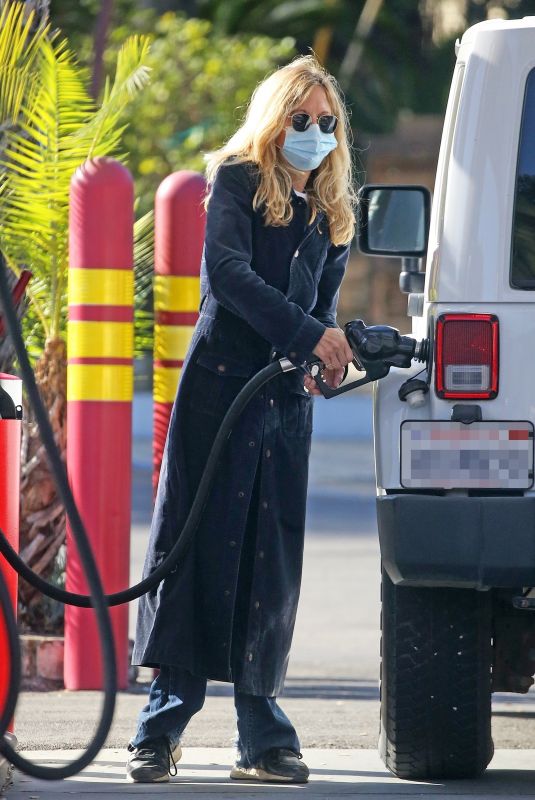 MEG RYAN at a Gas Station in Santa Monica 12/08/2020