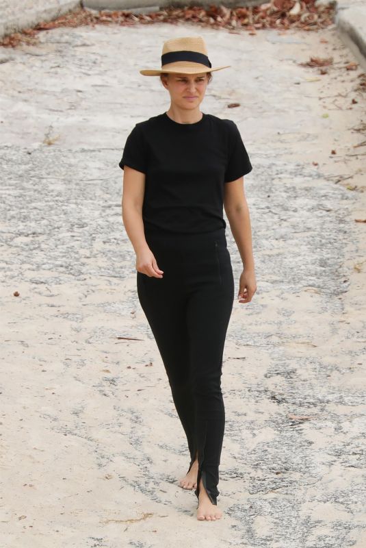 NATALIE PORTMAN Out at Nielsen Park in Sydney 12/19/2020