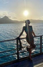PARIS HILTON on Holiday in Bora Bora 11/05/2020