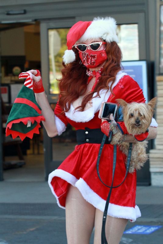 PHOEBE PRICE as Mrs. Claus Shopping at Ralphs 12/01/2020