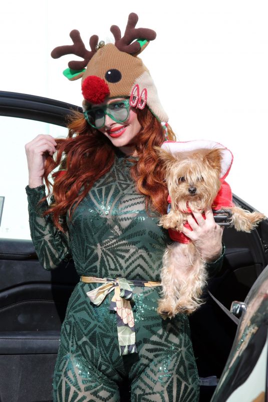 PHOEBE PRICE at Parking lot of Petco in Los Angeles 12/10/2020