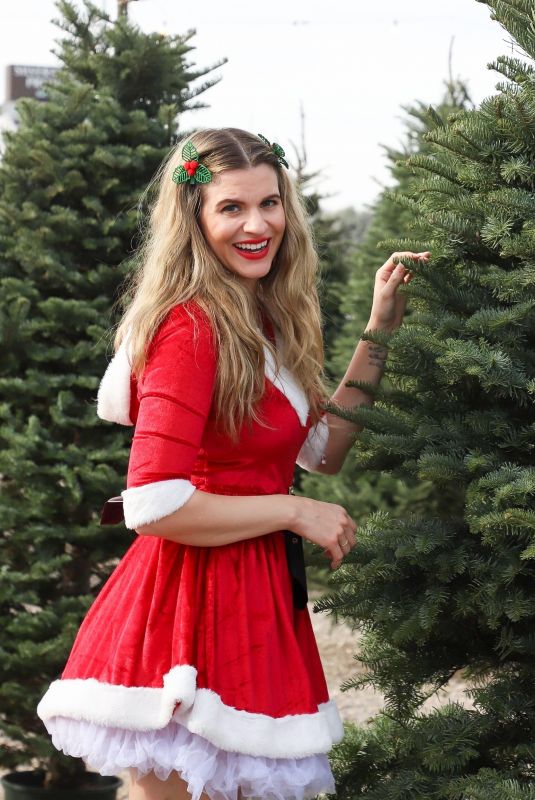 RACHEL MCCORD Shopping for a Christmas Tree in Las Vegas 12/06/2020