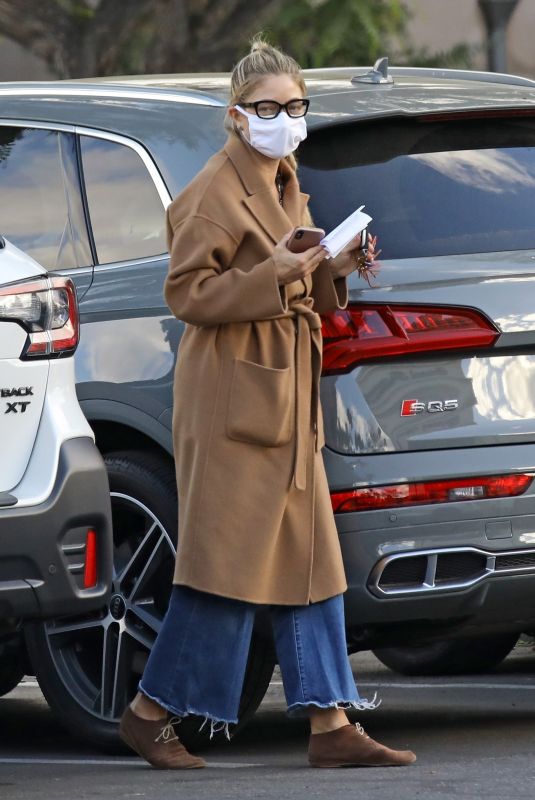 REBECCA GAYHEART Shopping at Bristol Farms in Beverly Hills 12/17/2020
