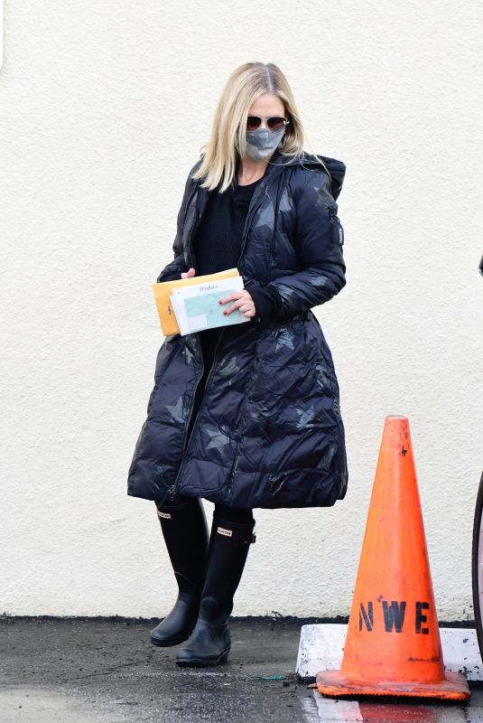 SARAH MICHELLE GELLAR Leaves a Post Office in Brentwood 12/28/2020