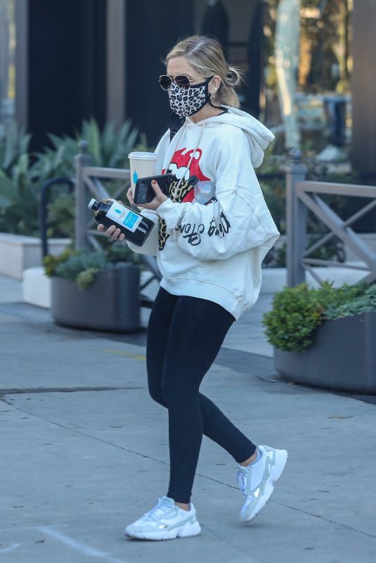 SARAH MICHELLE GELLAR Leaves Platefit Gym in Brentwood 12/14/2020