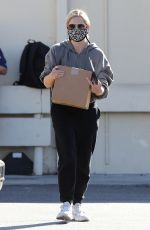 SARAH MICHELLE GELLAR Pick Up Mail and Packages in Brentwood 12/19/2020