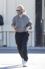 SARAH MICHELLE GELLAR Pick Up Mail and Packages in Brentwood 12/19/2020