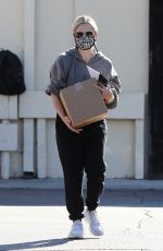SARAH MICHELLE GELLAR Pick Up Mail and Packages in Brentwood 12/19/2020