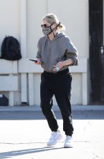 SARAH MICHELLE GELLAR Pick Up Mail and Packages in Brentwood 12/19/2020