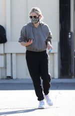SARAH MICHELLE GELLAR Pick Up Mail and Packages in Brentwood 12/19/2020