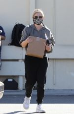 SARAH MICHELLE GELLAR Pick Up Mail and Packages in Brentwood 12/19/2020