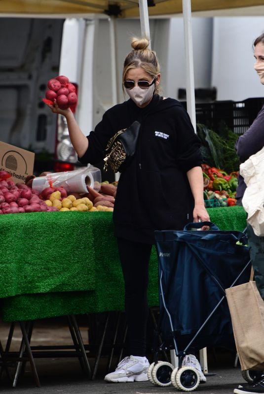 SARAH MICHELLE GELLAR Shopping at Farmers Market in Los Angeles 12/27/2020