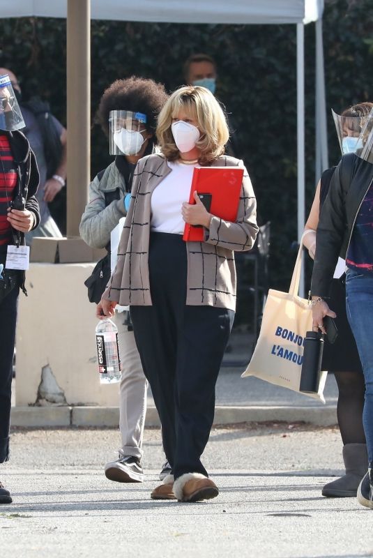 SARAH PAULSON and BEANIE FELDSTEIN on the Set of American Crime Story: Impeachment in Los Angeles 12/10/2020