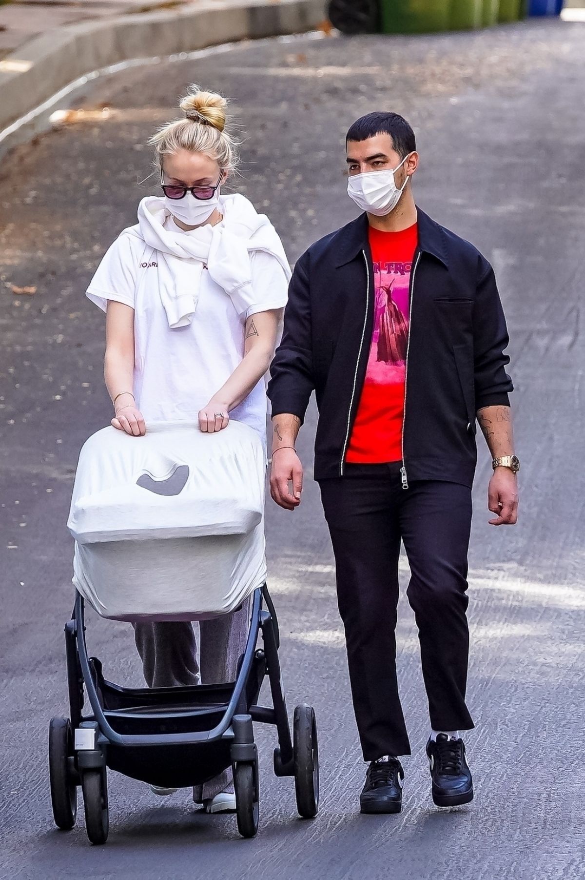 sophie-turner-and-joe-jonas-out-with-their-daughter-in-los-angeles-12-08-2020-3.jpg