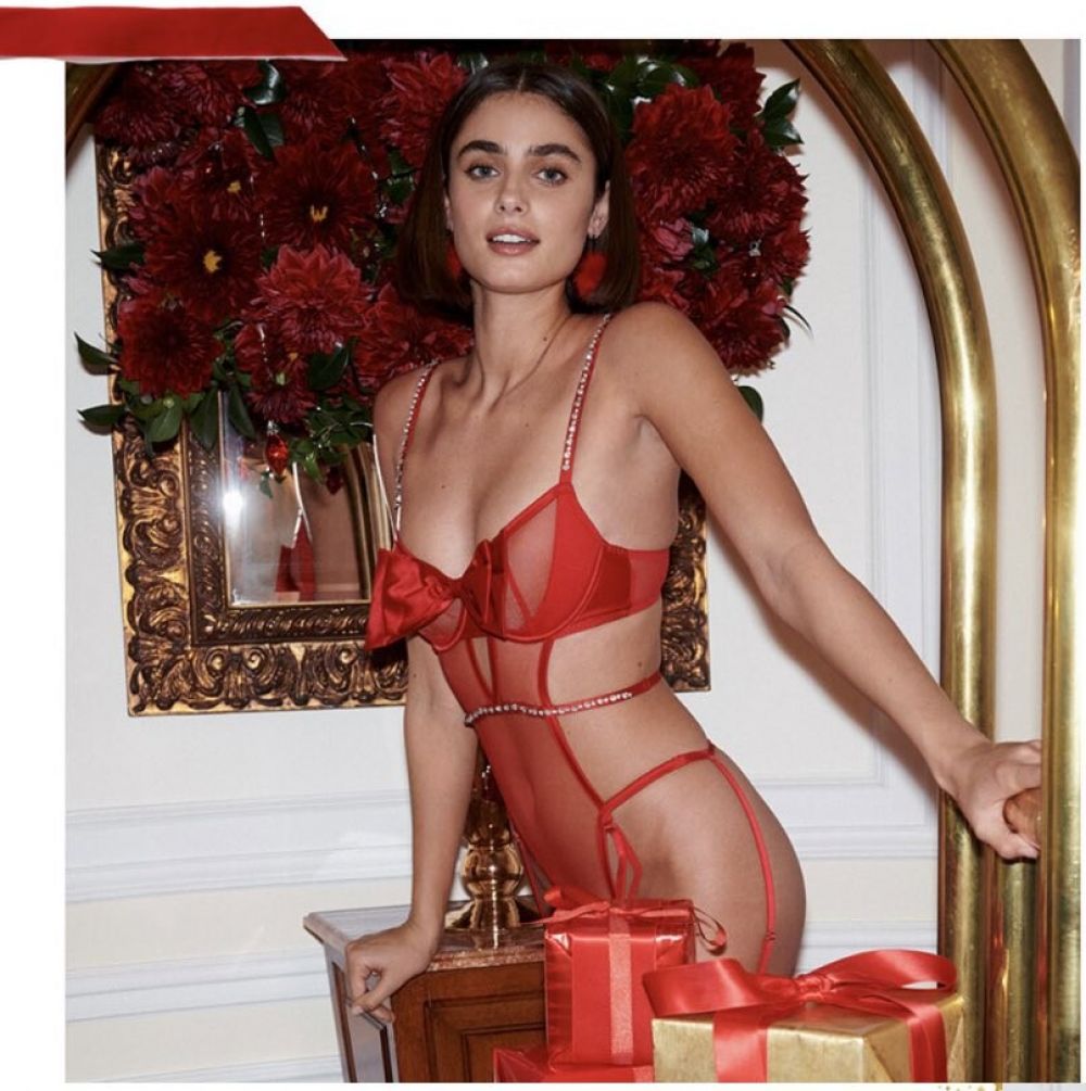taylor-hill-for-victoria-s-secret-holiday-campaign-152-01-2020-0.jpg