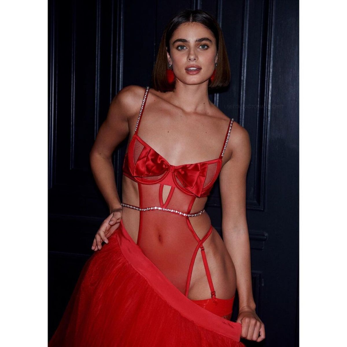 taylor-hill-for-victoria-s-secret-holiday-campaign-152-01-2020-3.jpg